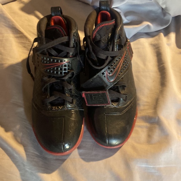 Lebron shoes - Picture 2 of 6